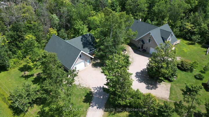 20 Maple Drive — photo 1