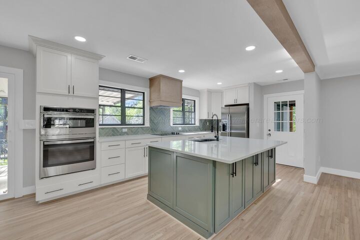 Property Photo: 407 Glenview Dr AL 35501