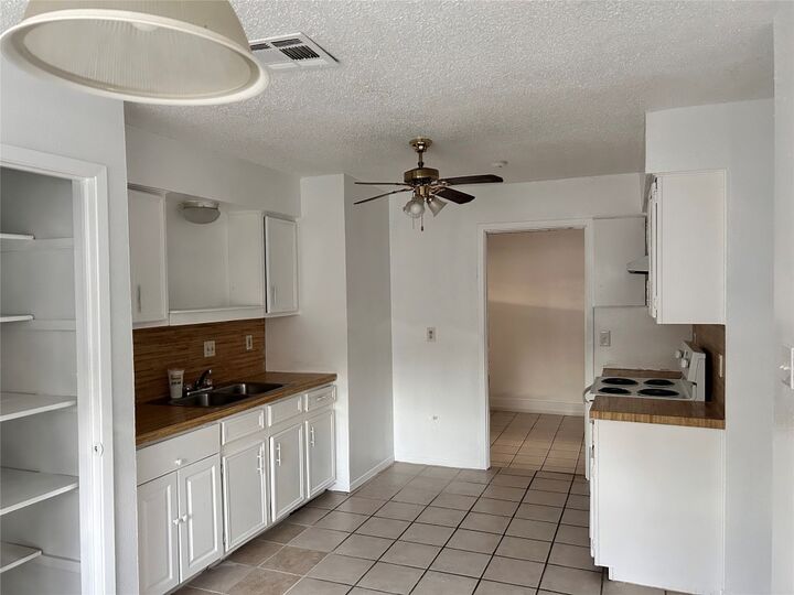 Property Photo: 2305 S Bagdad Road TX 78641