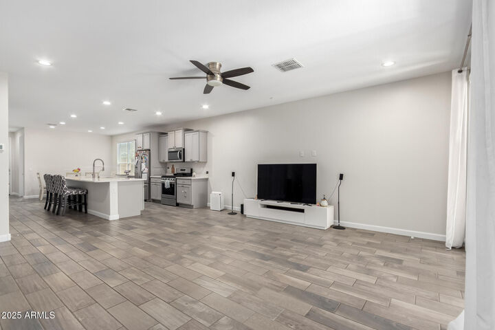 Property Photo: 1927 W Plum Road AZ 85085