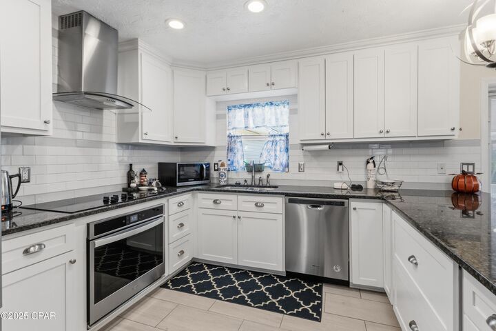 Property Photo: 305 Floyd Drive FL 32444