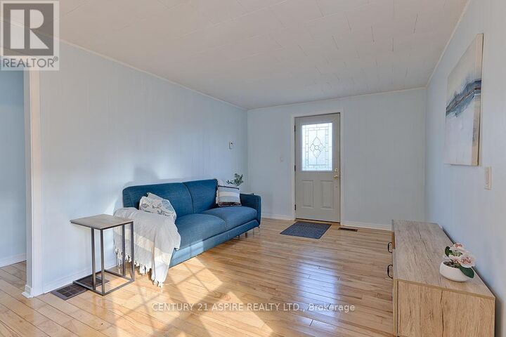 Property Photo:  208 Golf Course Road  ON K8A 7B3 