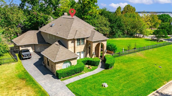 Property Photo: 566 Edgewood Drive TX 77356