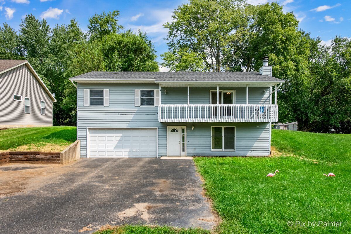 Property Photo: 1233 Lakewood Drive IL 60552