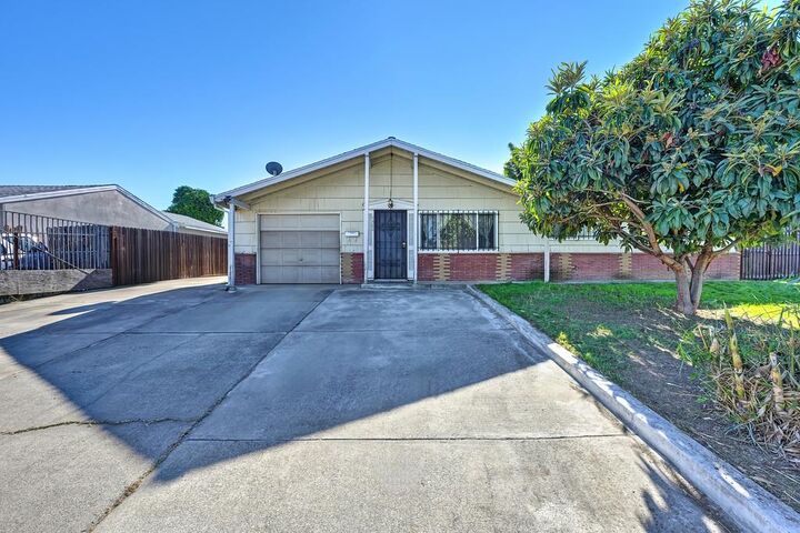 Property Photo: 7580 Bellini Way CA 95828