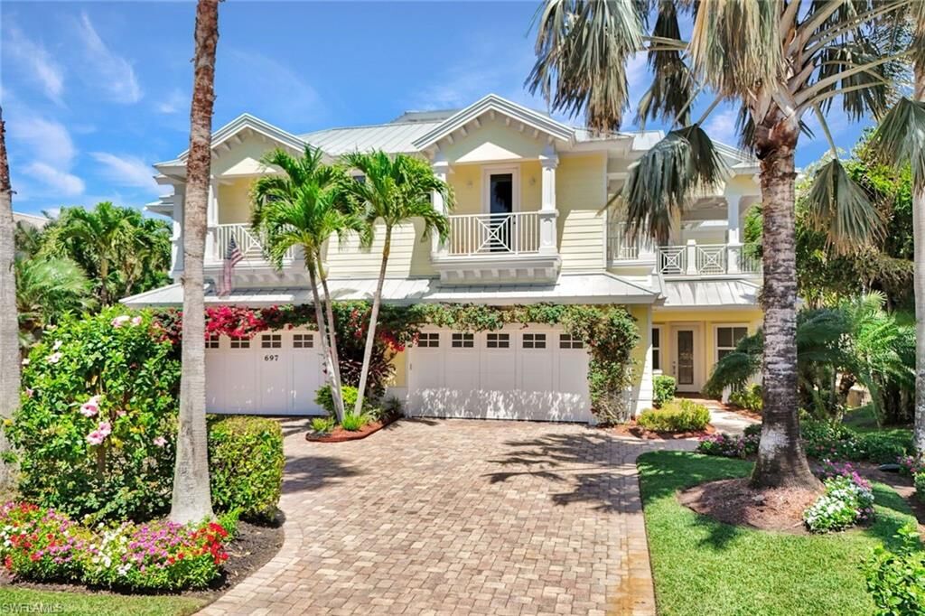 Property Photo: 699 Fairway Ter FL 34103