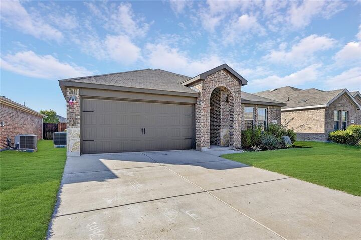 Property Photo: 1100 Poinsettia Boulevard TX 76209