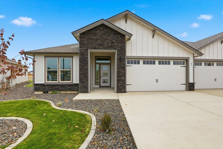 Property Photo: 1109 - Unit 21 N Country Club Dr 21 WA 99006