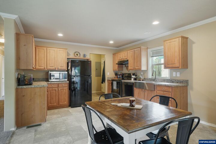 Property Photo: 176 W Main St OR 97324