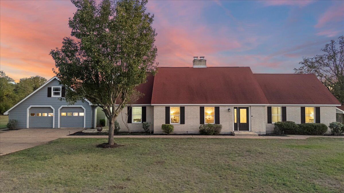 Property Photo: 1180 Live Oak Loop TX 78610