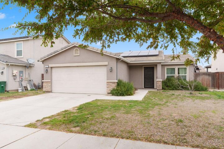 Property Photo:  522 Barbara Avenue  CA 93657 