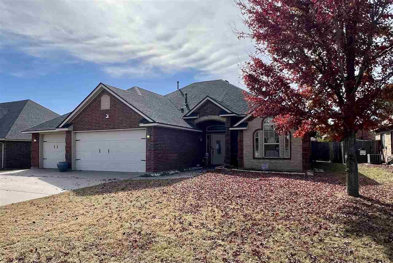 Property Photo: 1325 NE Saddle Rock Dr OK 73538