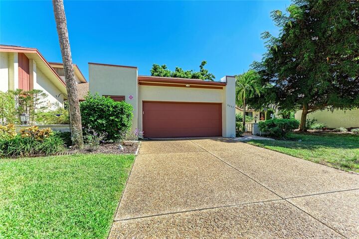 Property Photo: 6207 Courtside Drive 23 FL 34210