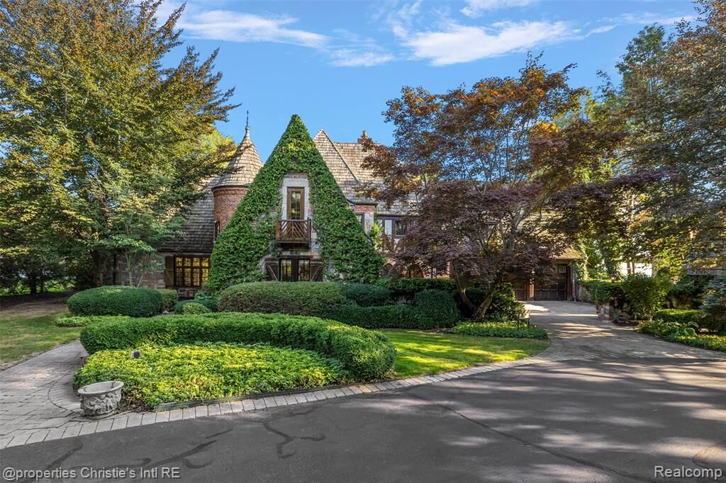 Property Photo: 49016 Pointe Lakeview Drive MI 48047