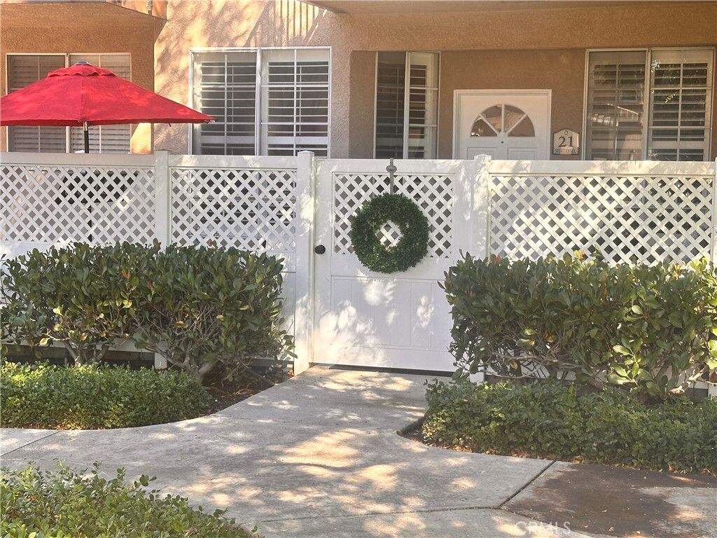 Property Photo: 21 Silktassel CA 92688