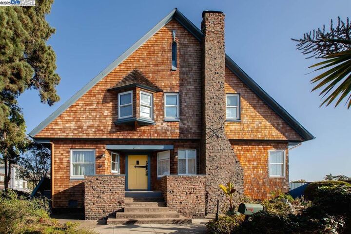 Property Photo:  2000 Clinton Ave  CA 94501 