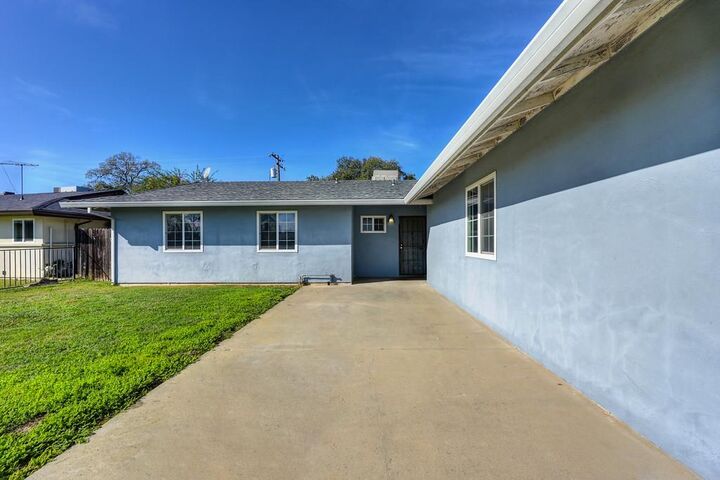 Property Photo: 6924 Peck Drive CA 95828