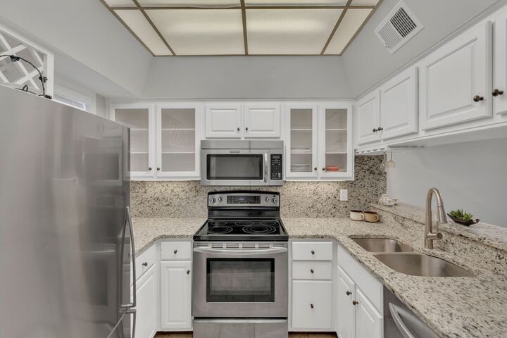 Property Photo: 107 W End Pl TN 37205