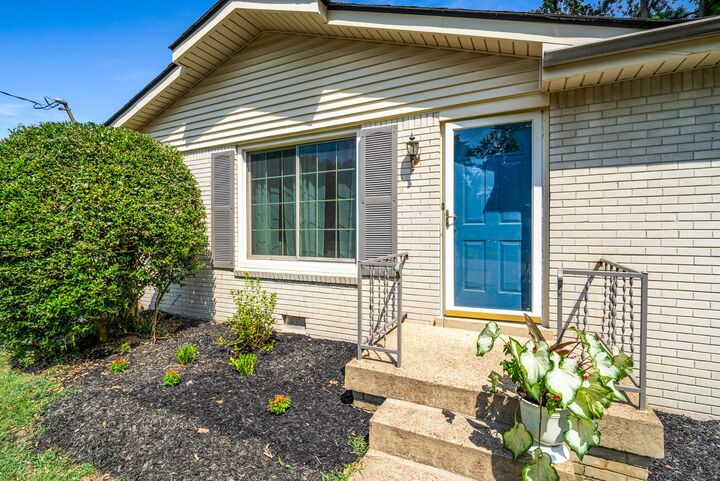 Property Photo:  550 Bellevue Rd N  TN 37221 