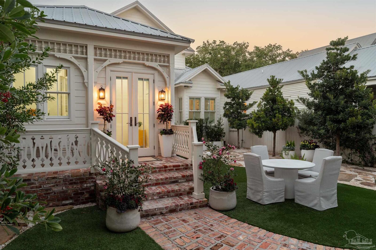 Property Photo:  433 E Zarragossa St  FL 32502 