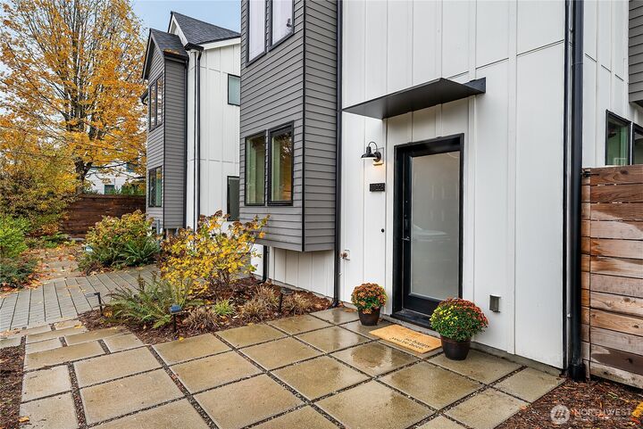 Property Photo: 225 24th Avenue WA 98122