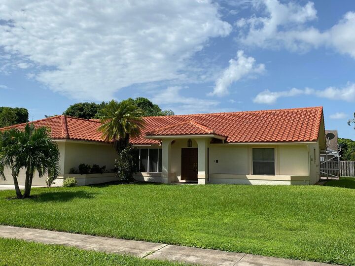 Property Photo: 1655 Farmington Circle FL 33414