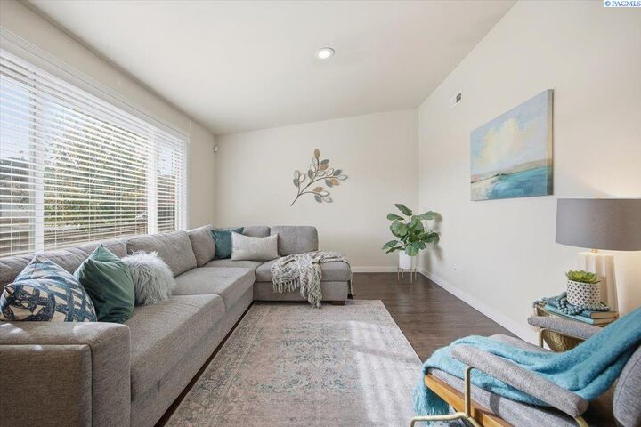 Property Photo:  118 S 23rd Place  WA 99337 