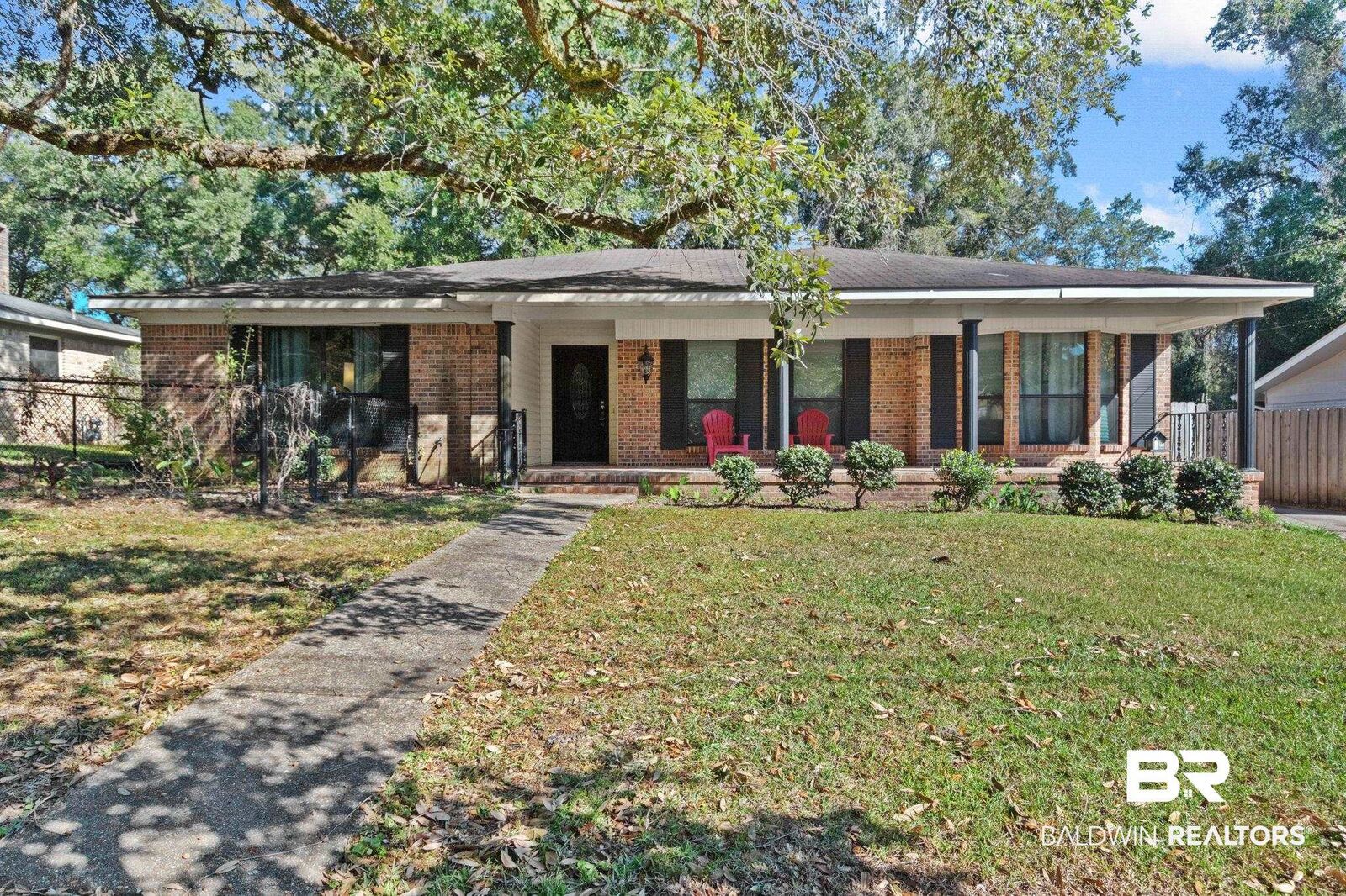 Property Photo: 2705 E Woodcliff Drive AL 36693