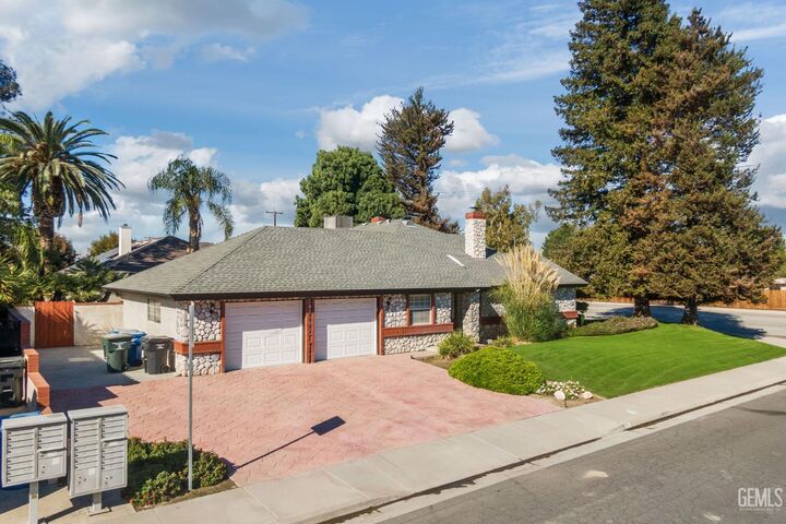 Property Photo: 14709 Palm Avenue CA 93314