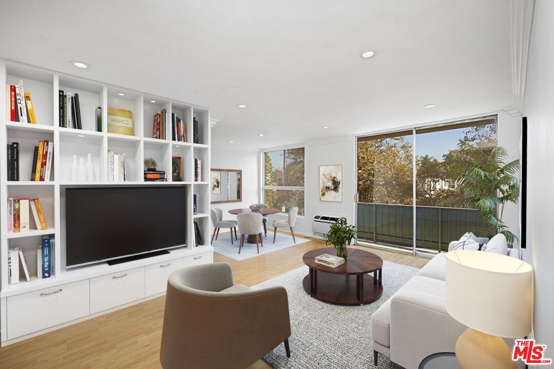 Property Photo:  525 N Sycamore Ave  CA 90036 