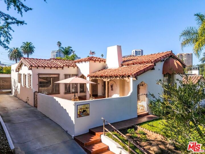 Property Photo:  1511 Pandora Ave  CA 90024 