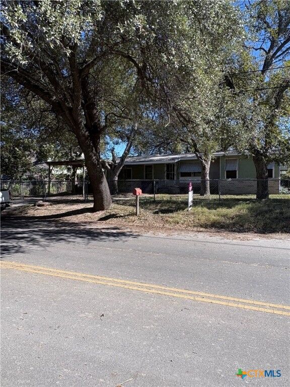 Property Photo:  878 E Torrey Street  TX 78130 