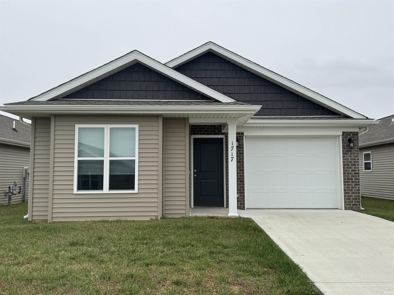 Property Photo: 1717 W Rose Court IN 47670