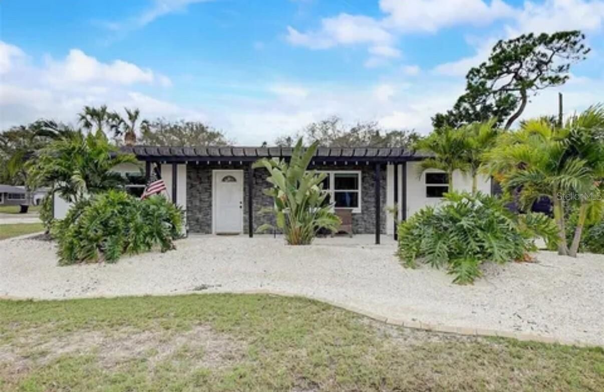 Property Photo: 1558 Delaware Avenue NE FL 33703