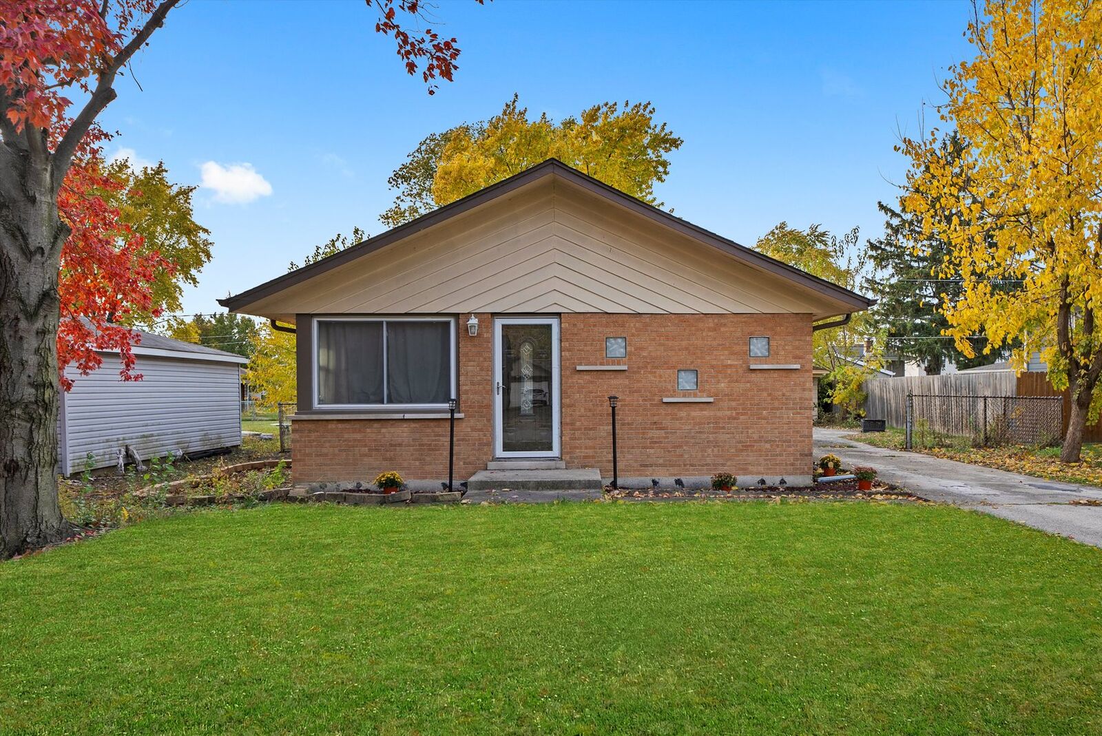 Property Photo: 7228 S Oketo Avenue IL 60455