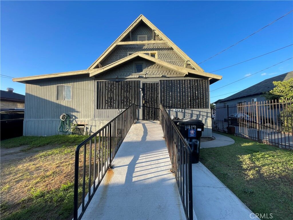 Property Photo: 1419 E 61st Street E CA 90001