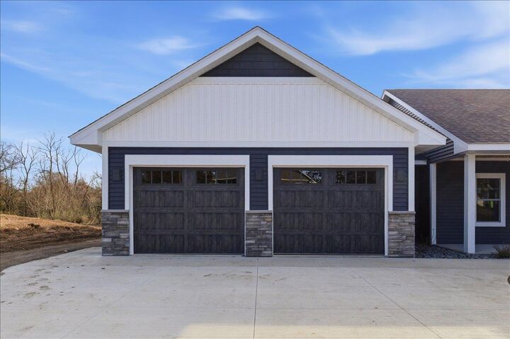 Property Photo:  1422 Creekwood Drive  WI 54017 