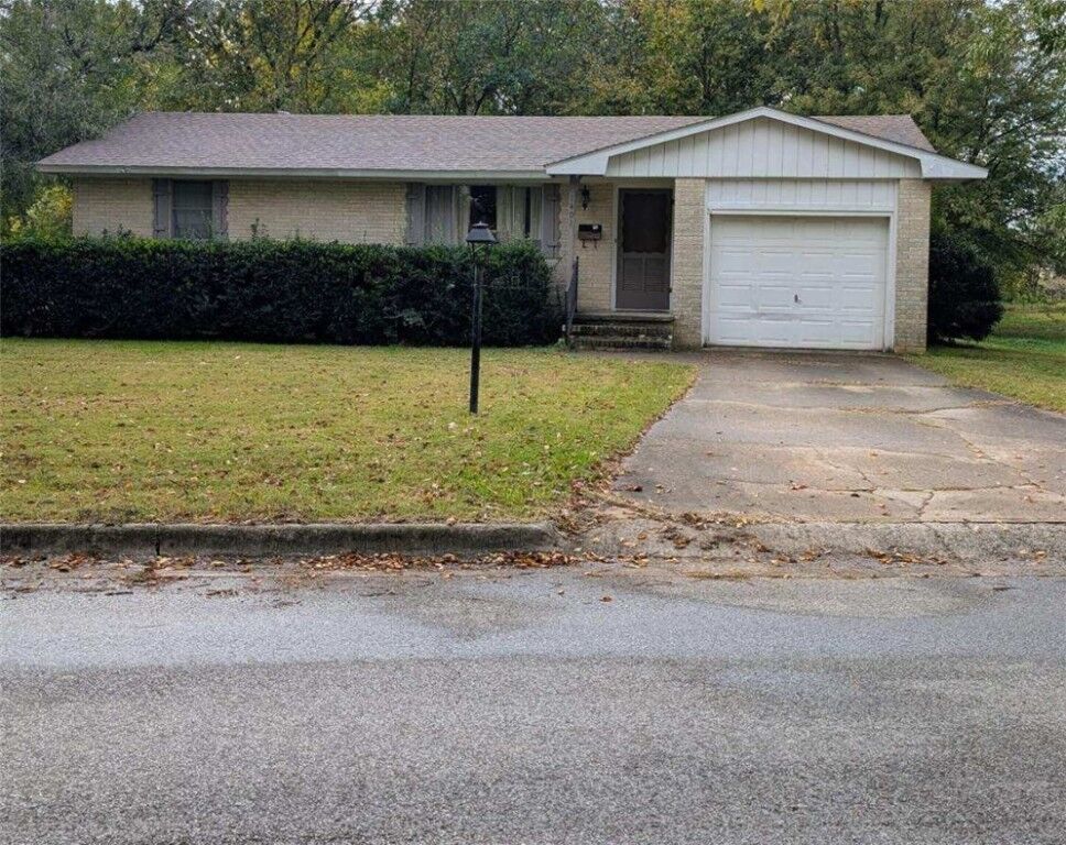 Property Photo:  1401 Watson Avenue  AR 72764 
