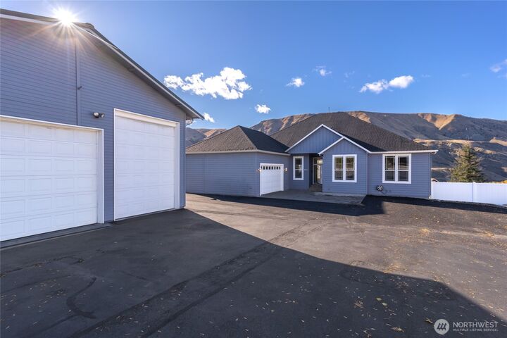 Property Photo: 972 Highline Drive WA 98802
