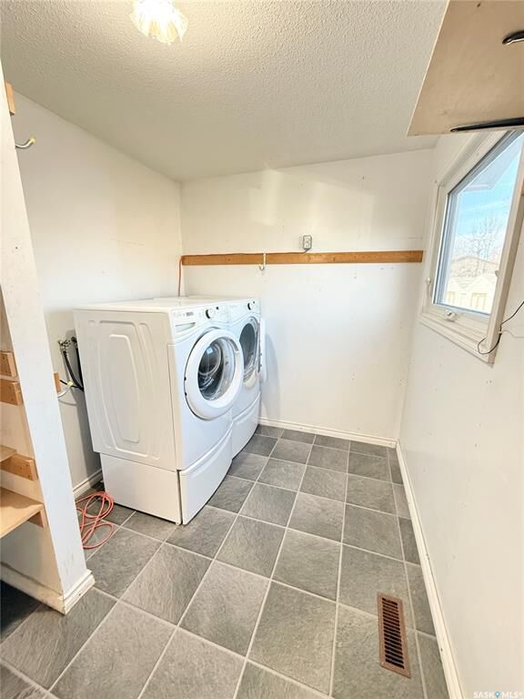 Property Photo:  732 Duncan Drive  SK S4H 2N6 