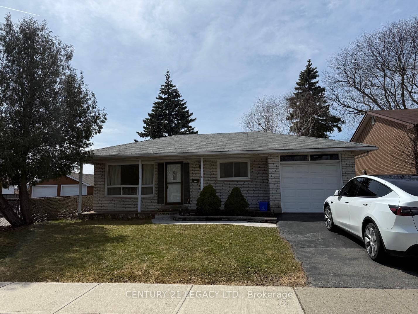 Property Photo:  18 Harper Road (Upper)  ON L6W 2W5 