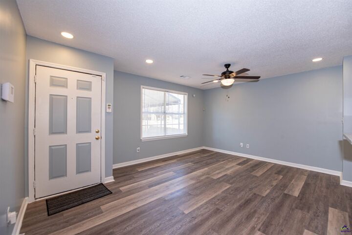 Property Photo:  302 Dunmurry Place  GA 31093 