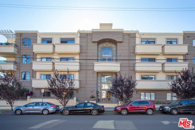 Property Photo: 871 Granville Ave CA 90049