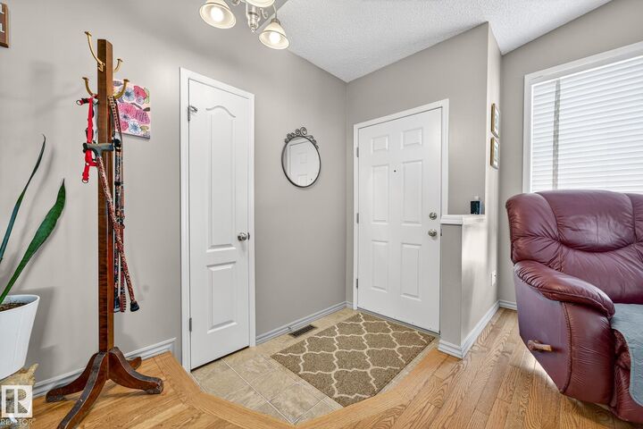 Photo de la propriété:  8304 170 Avenue NW  AB T5Z 3G8 