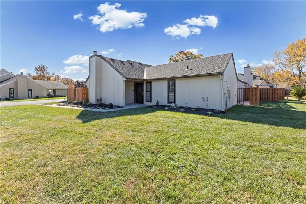 Property Photo:  724 E 121st Street  MO 64146 