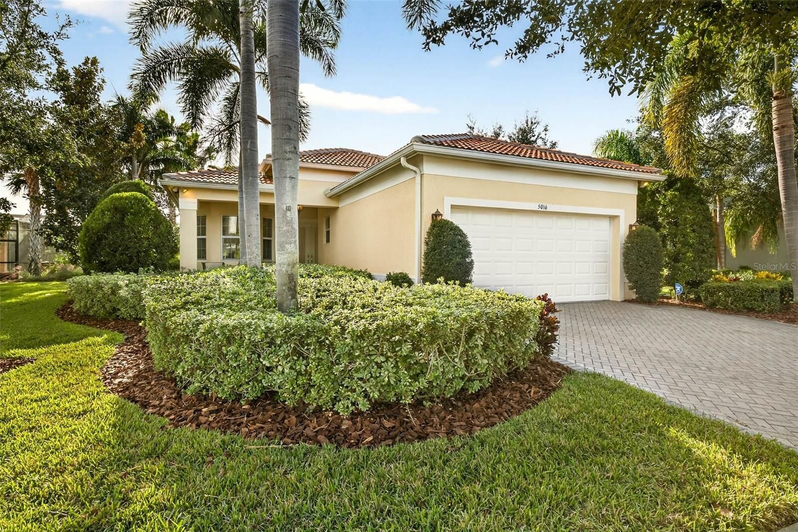 Property Photo: 5016 Stone Harbor Circle FL 33598