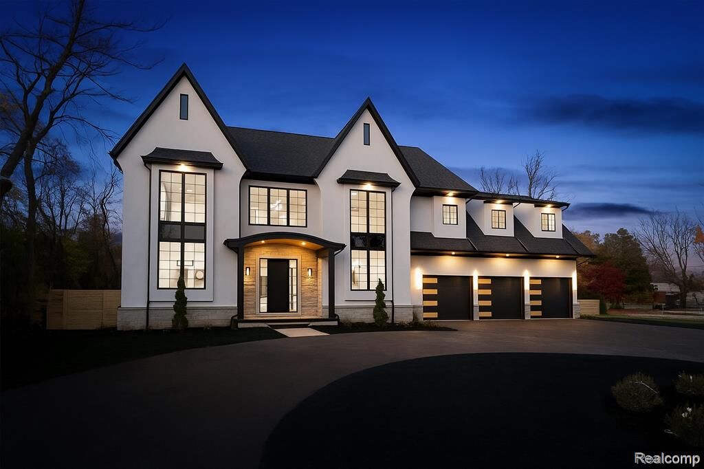 Property Photo:  2840 Bolingbroke Drive  MI 48084 1010 