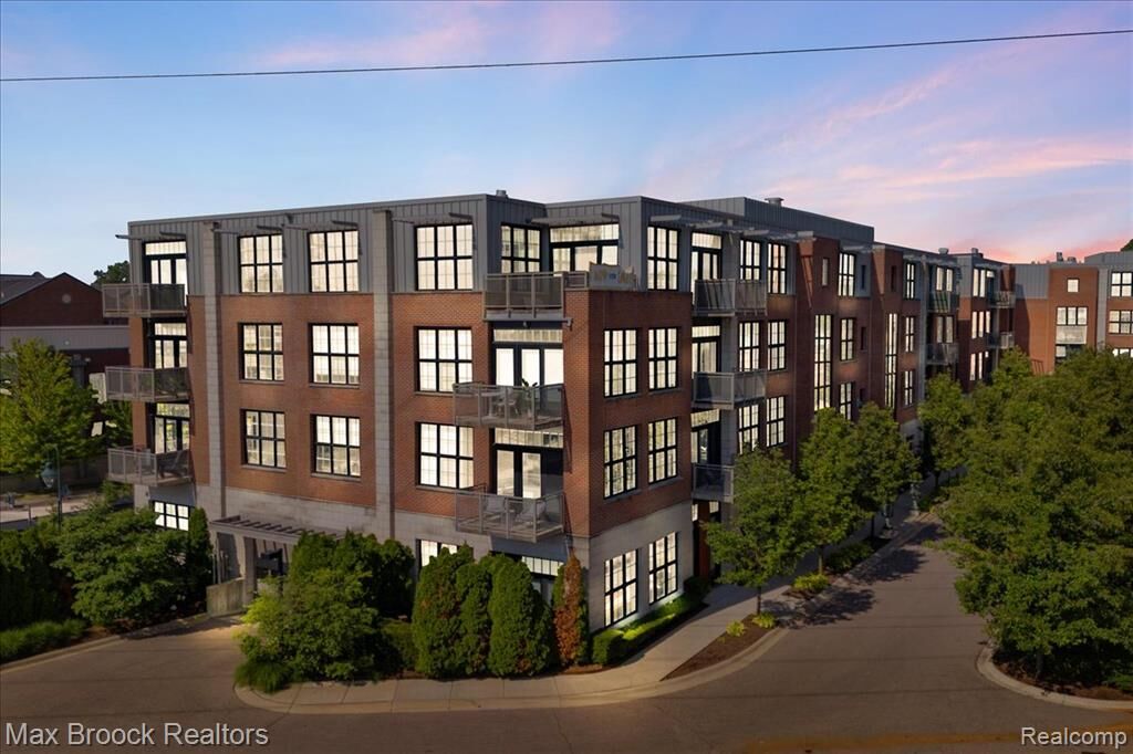 Property Photo:  2051 Villa Road 302  MI 48009 6571 