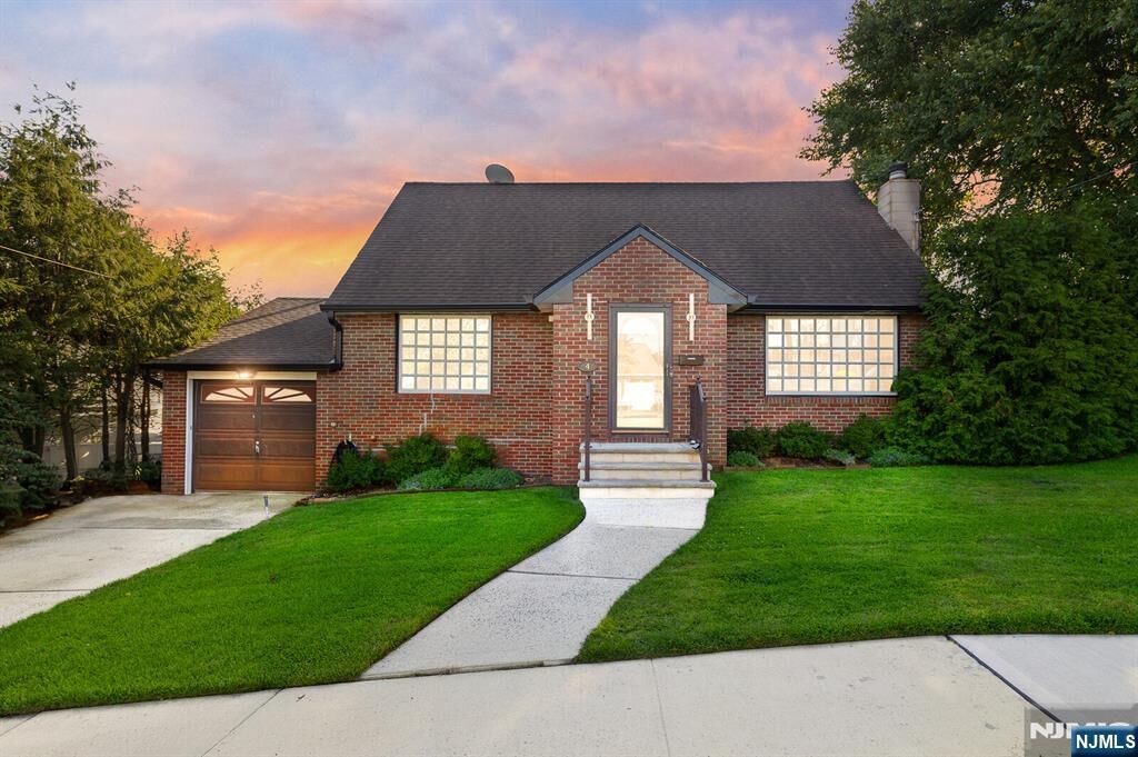 Property Photo:  4 Gail Place  NJ 07094 