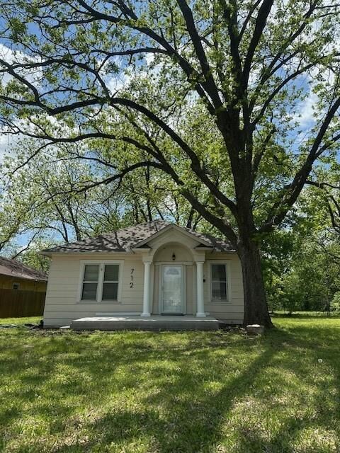 Property Photo:  712 E Main Street  TX 76273 